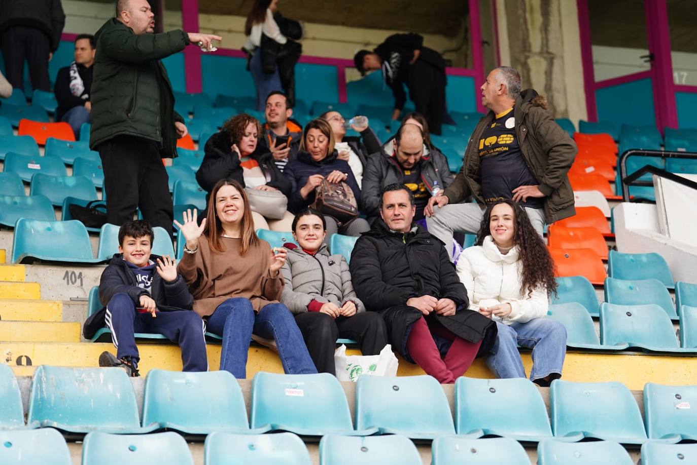 Búscate en la grada del Helmántico en el partido del Salamanca UDS contra La Virgen del Camino