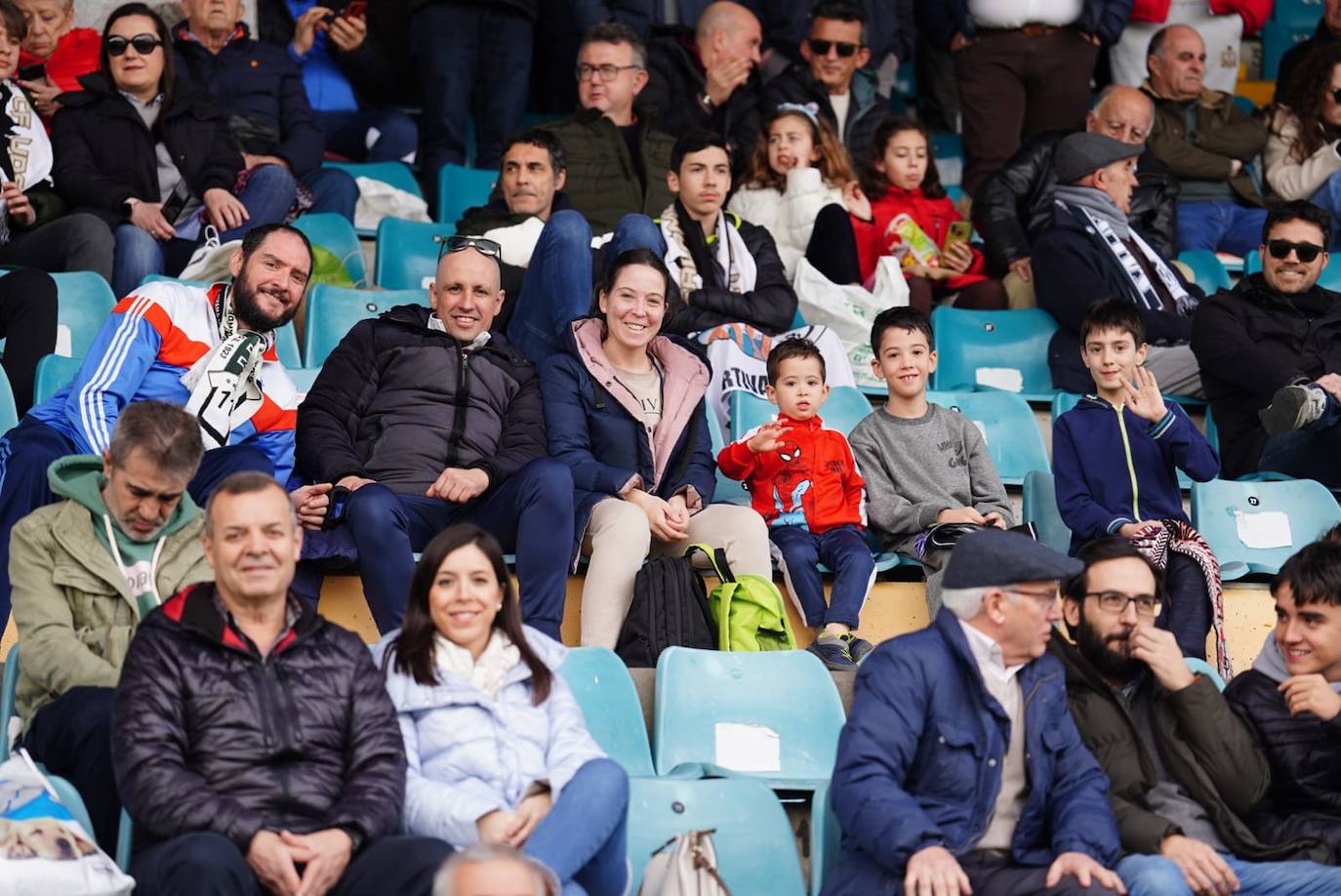 Búscate en la grada del Helmántico en el partido del Salamanca UDS contra La Virgen del Camino