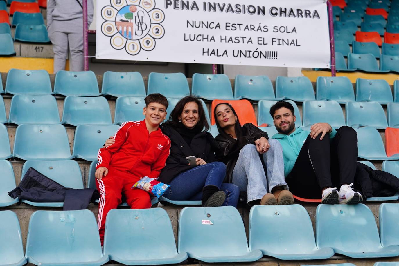 Búscate en la grada del Helmántico en el partido del Salamanca UDS contra La Virgen del Camino