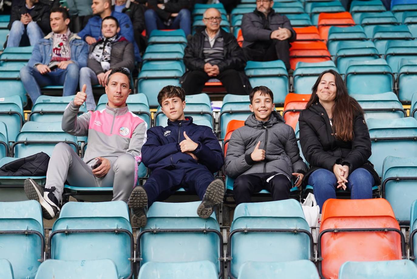 Búscate en la grada del Helmántico en el partido del Salamanca UDS contra La Virgen del Camino