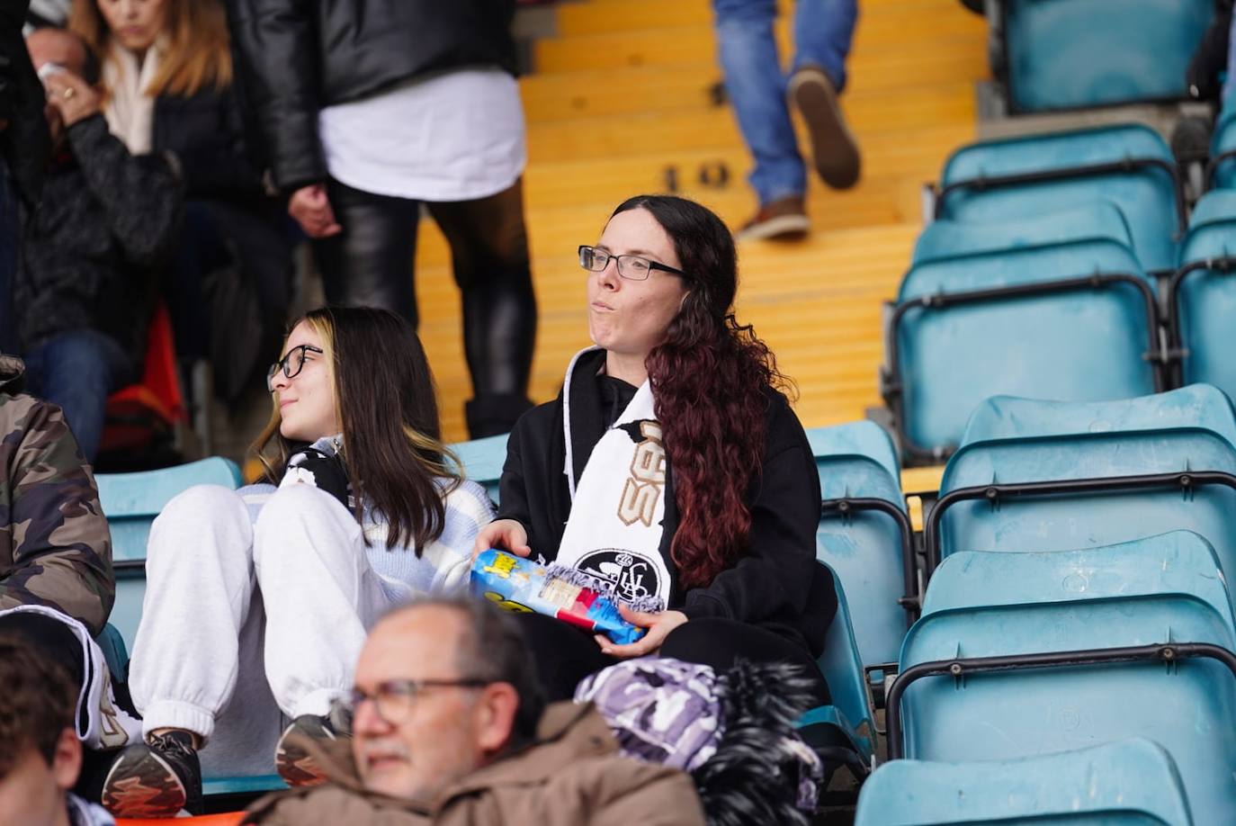 Búscate en la grada del Helmántico en el partido del Salamanca UDS contra La Virgen del Camino