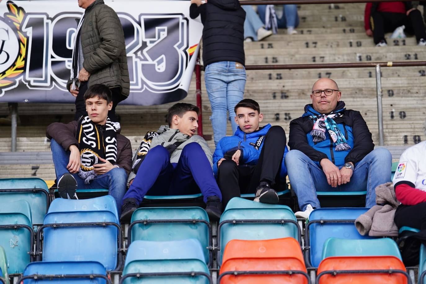 Búscate en la grada del Helmántico en el partido del Salamanca UDS contra La Virgen del Camino