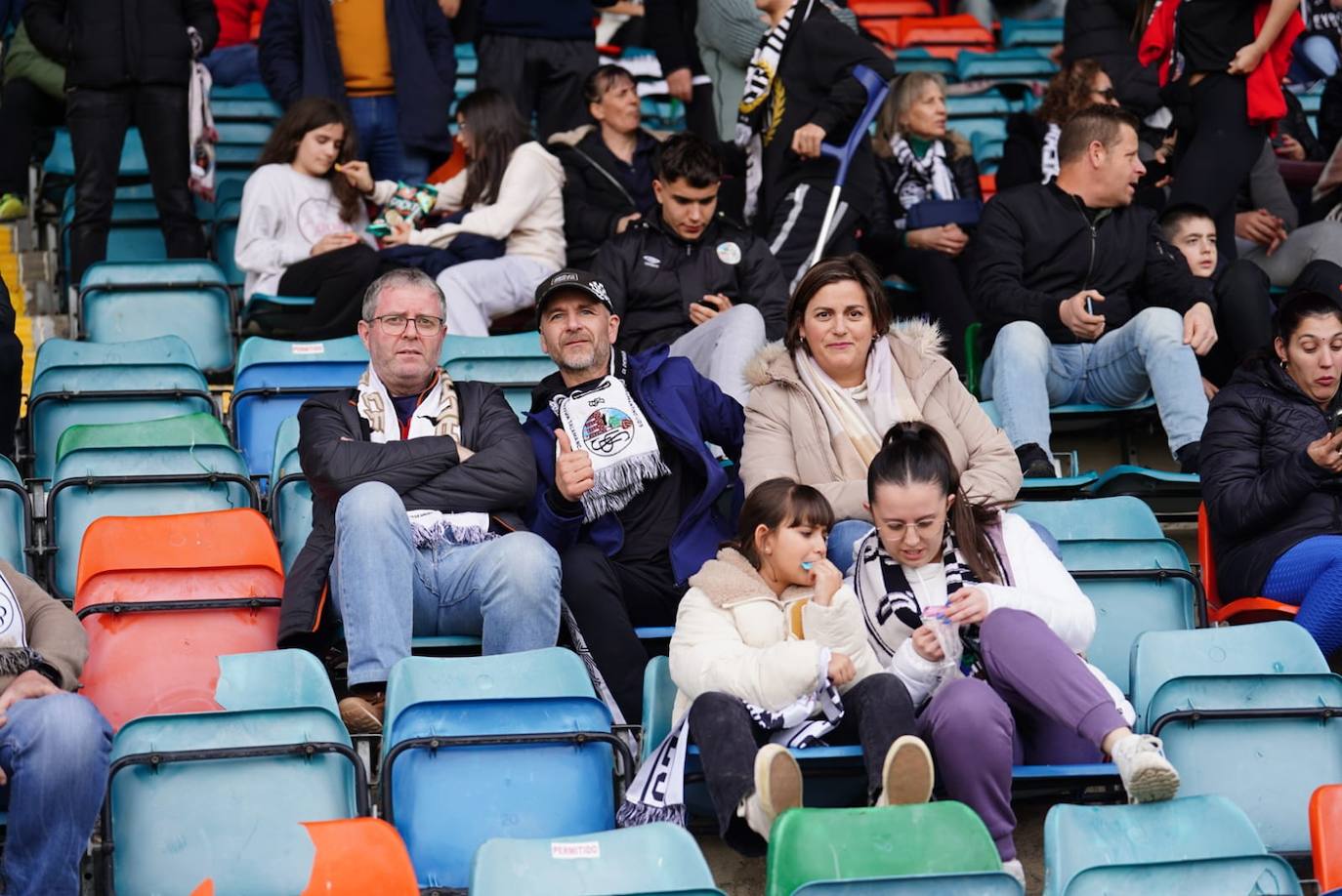 Búscate en la grada del Helmántico en el partido del Salamanca UDS contra La Virgen del Camino