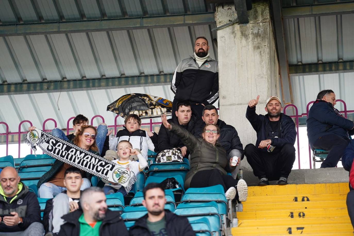 Búscate en la grada del Helmántico en el partido del Salamanca UDS contra La Virgen del Camino