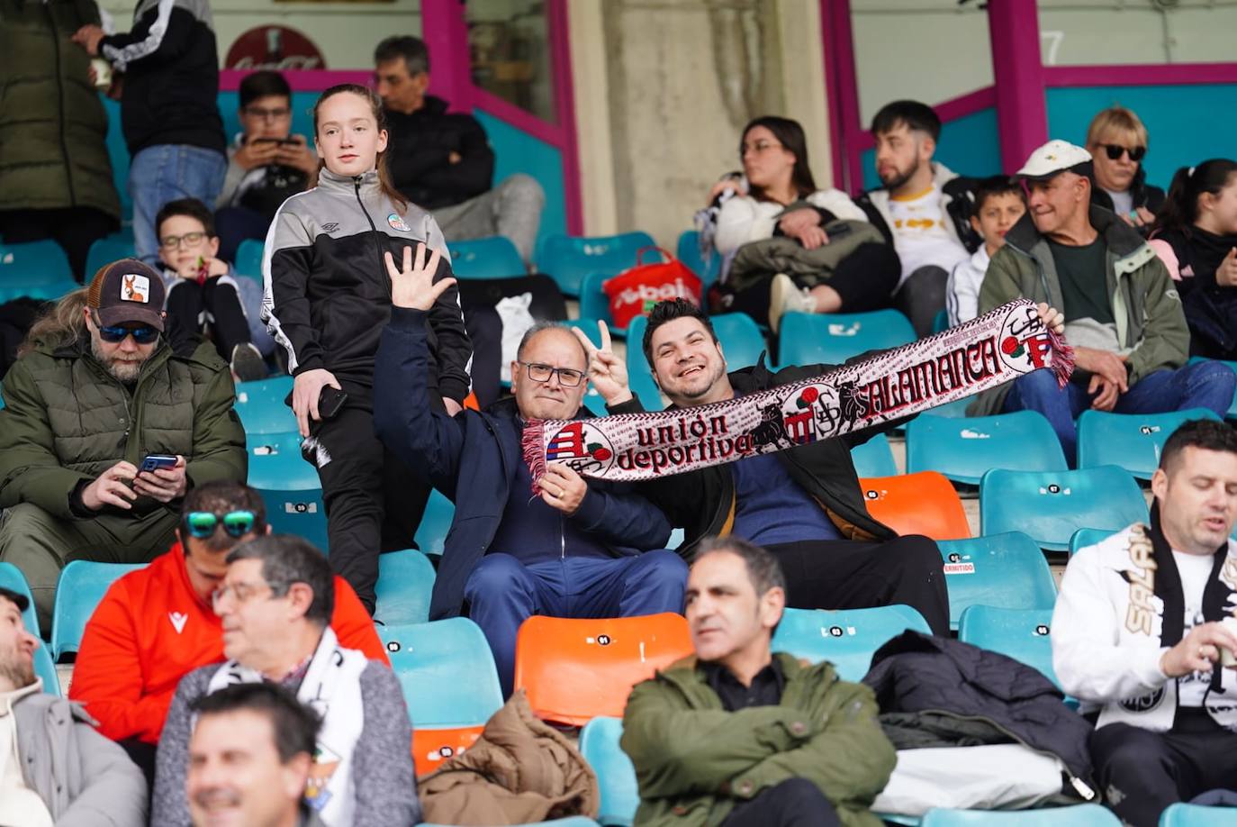 Búscate en la grada del Helmántico en el partido del Salamanca UDS contra La Virgen del Camino