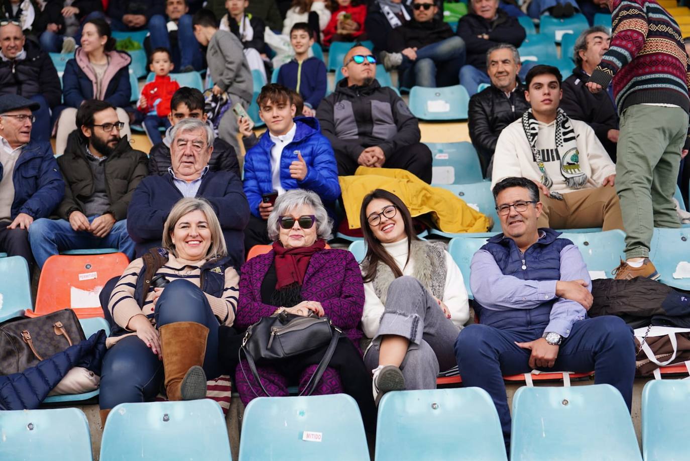 Búscate en la grada del Helmántico en el partido del Salamanca UDS contra La Virgen del Camino