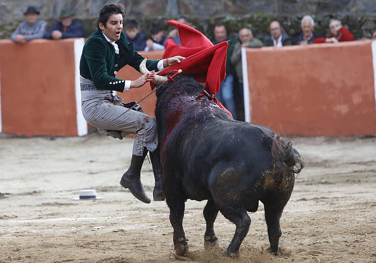 Momento del percance de Perera en el festival de Valero.