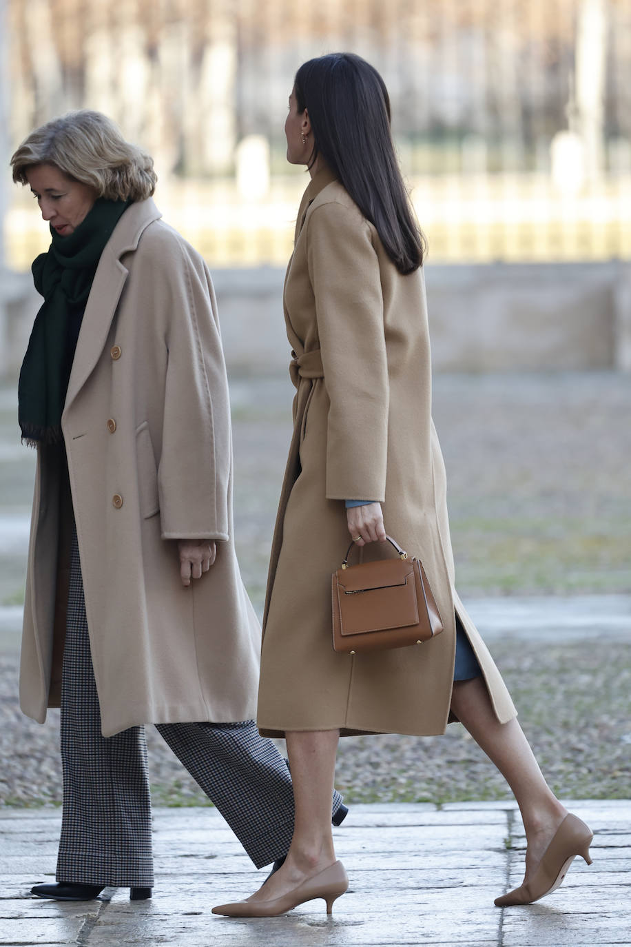 La Reina Letizia sorprende a todos con su invernal look en el Palacio Real de Aranjuez