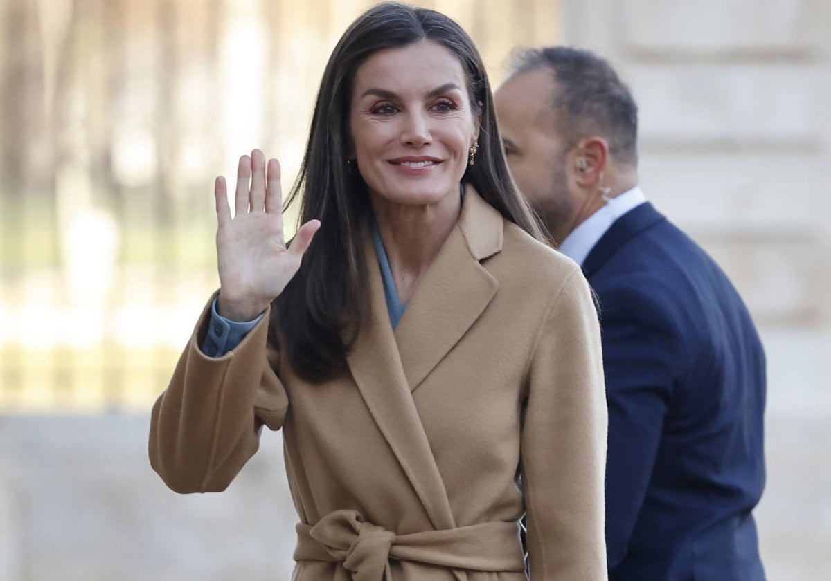 La Reina Letizia sorprende a todos con su invernal look en el Palacio Real de Aranjuez