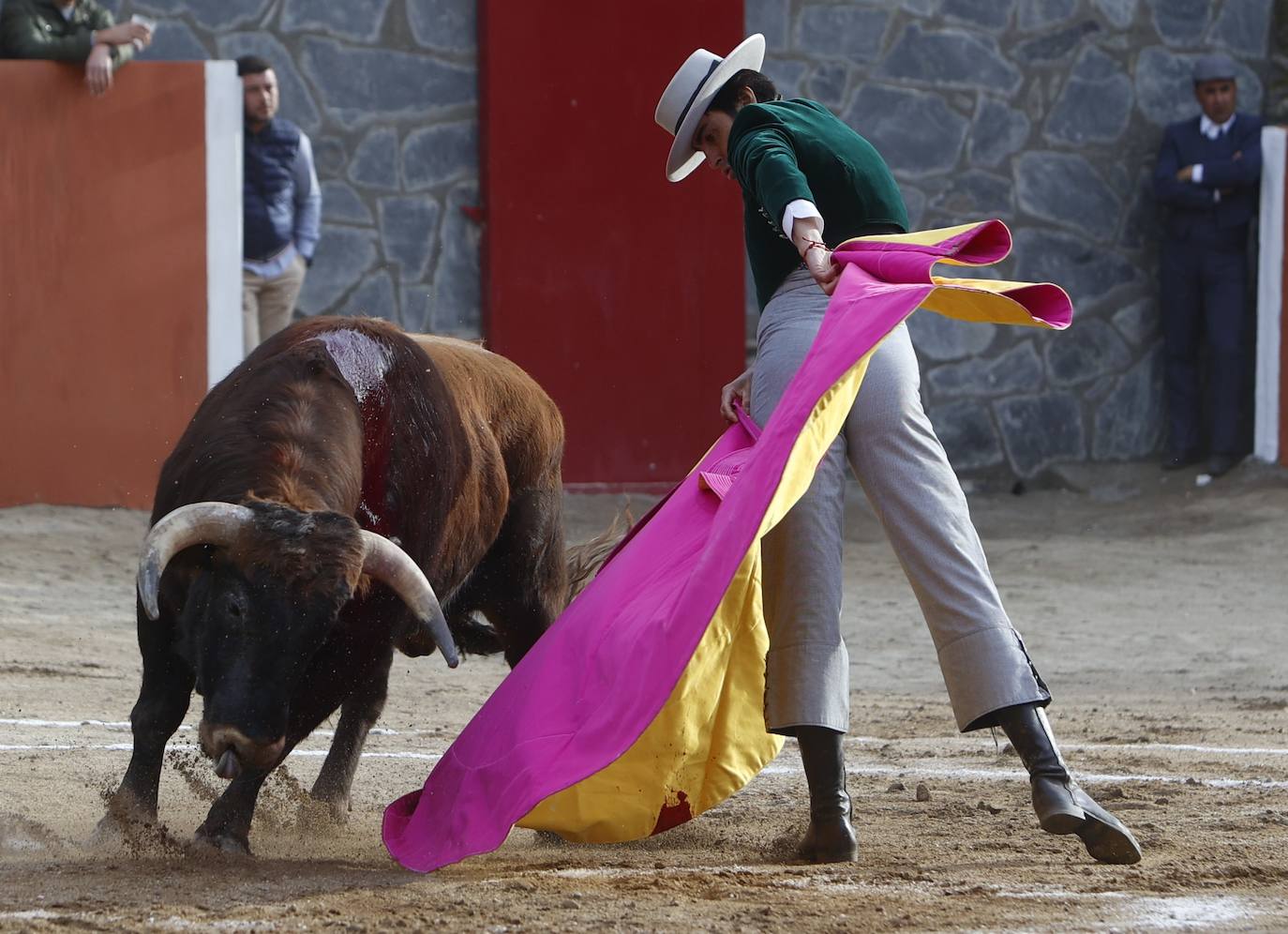 Con ganas de toros en el estreno de la temporada en Valero