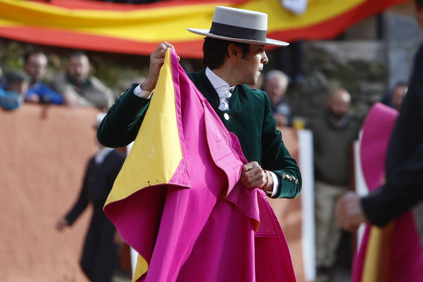 Con ganas de toros en el estreno de la temporada en Valero