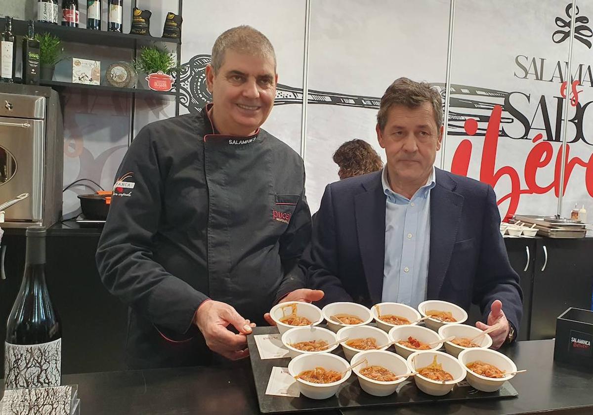 El gerente del restaurante Pucela, Manuel González, (dcha.) muestra la tapa de callos con longaniza ibérica y morcilla.