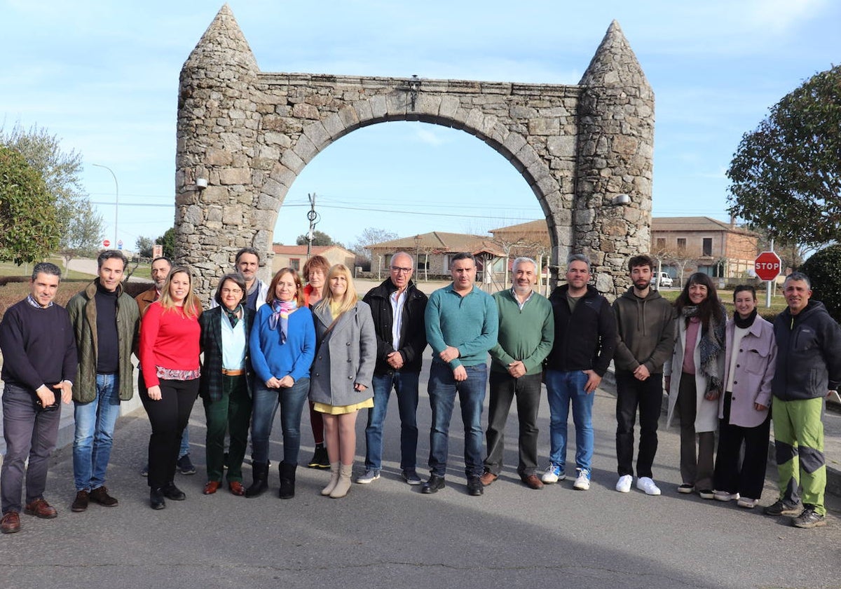 Participantes en el taller de San Miguel de Valero, junto al arco de la localidad antes del inicio de la jornada.