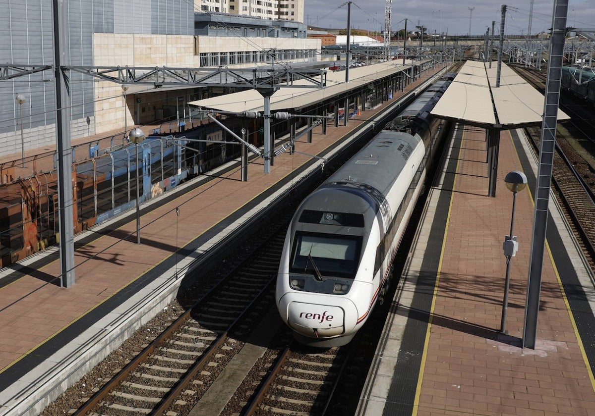 Un tren en los andenes de la estación de Salamanca.