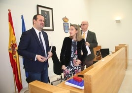 David Mingo, en el pleno, junto a Marta Labrador y Jesús Hernández.