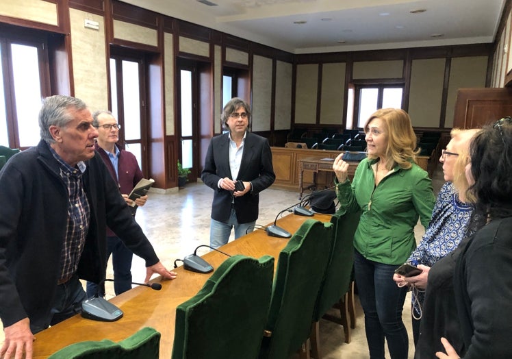 Imagen de representantes de Cruz Roja y del Ayuntamiento, esta tarde en el salón de plenos.