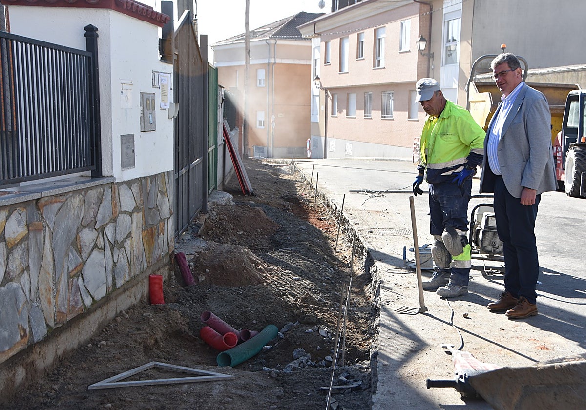 El alcalde de Cabrerizos, Claudio del Río, junto a un operario visitando la obra de la calle Nueva.