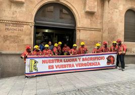 Los bomberos, a las puertas de la Diputación