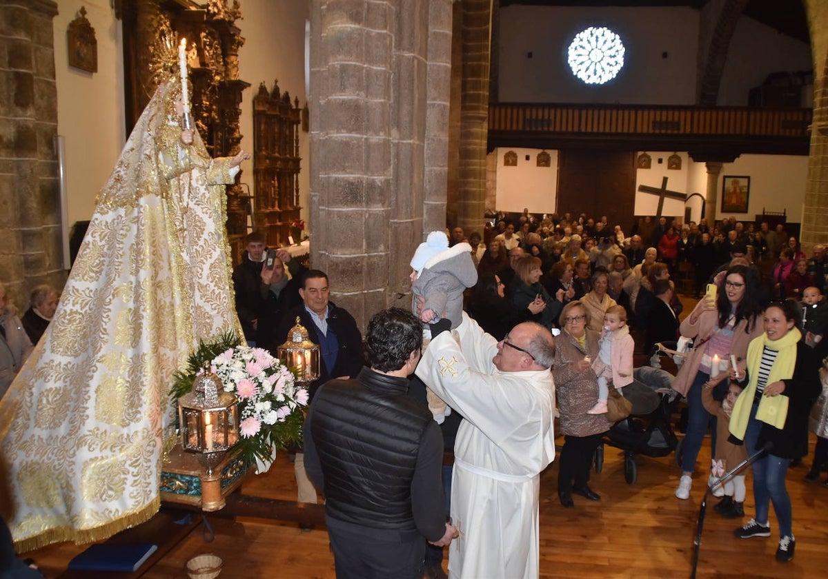 Presentación de los niños a la Virgen de la Candelaria en el templo.