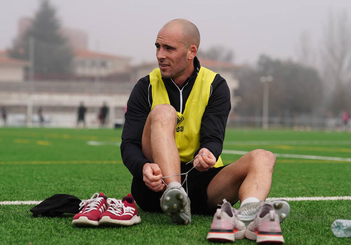 Ion Etxaniz atándose las botas antes del entrenamiento del miércoles en el anexo al Reina Sofía.