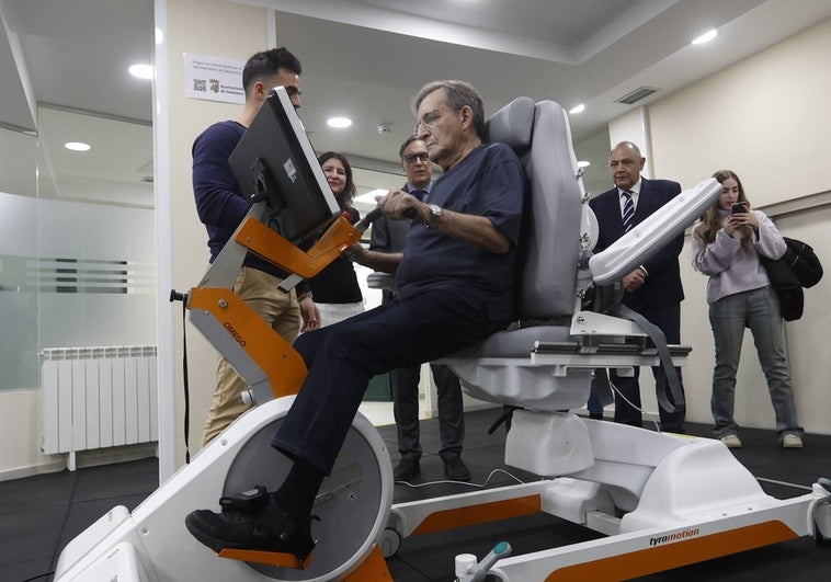 José Antonio Romero, con párkinson, utiliza la nueva máquina.