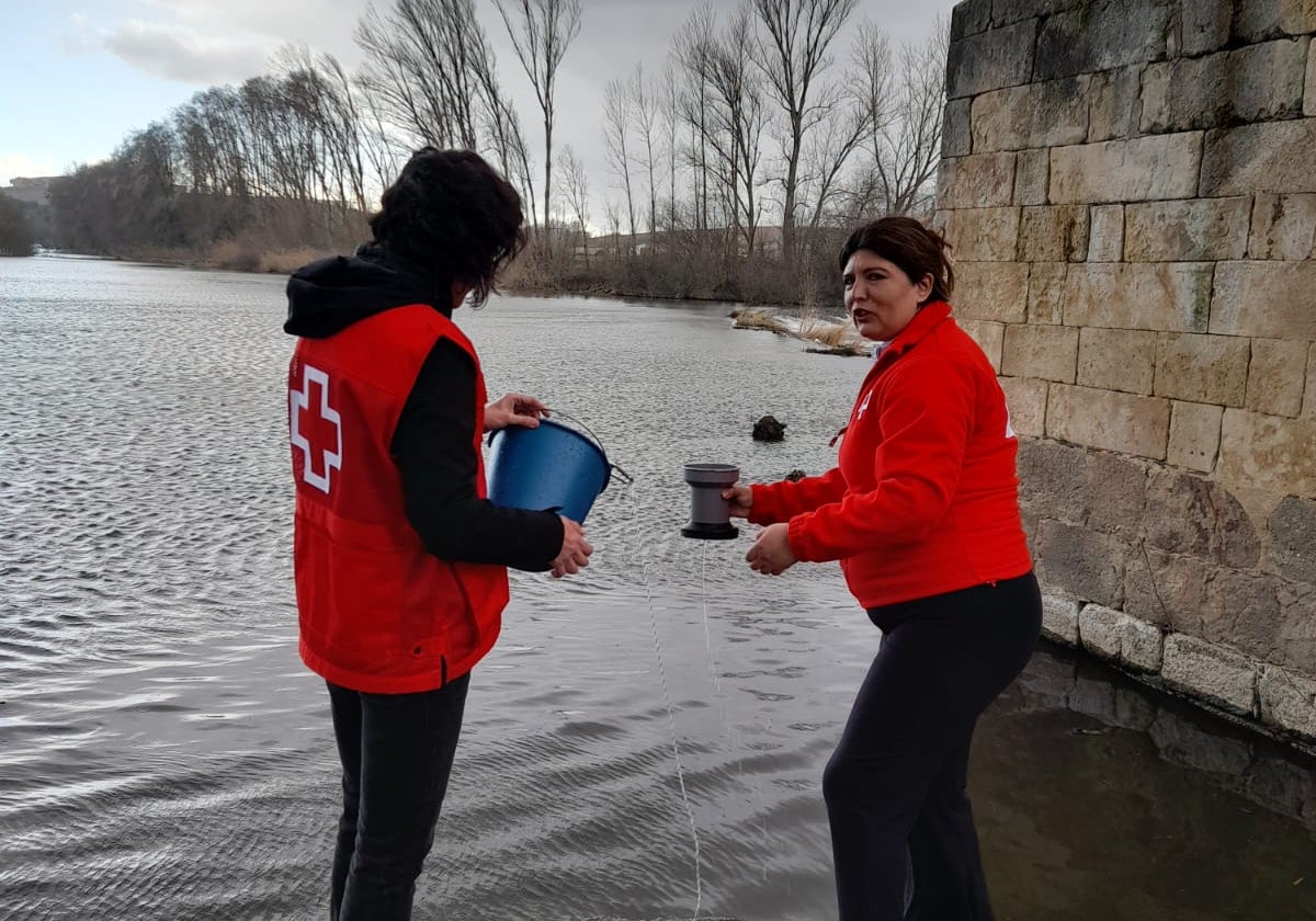 Toma de muestras en el río Tormes.