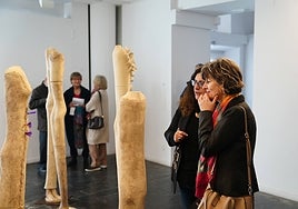 Varios visitantes en la exposición durante este viernes