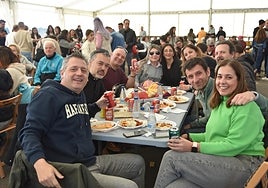 Grupos de amigos al completo disfrutando de la comida solidaria