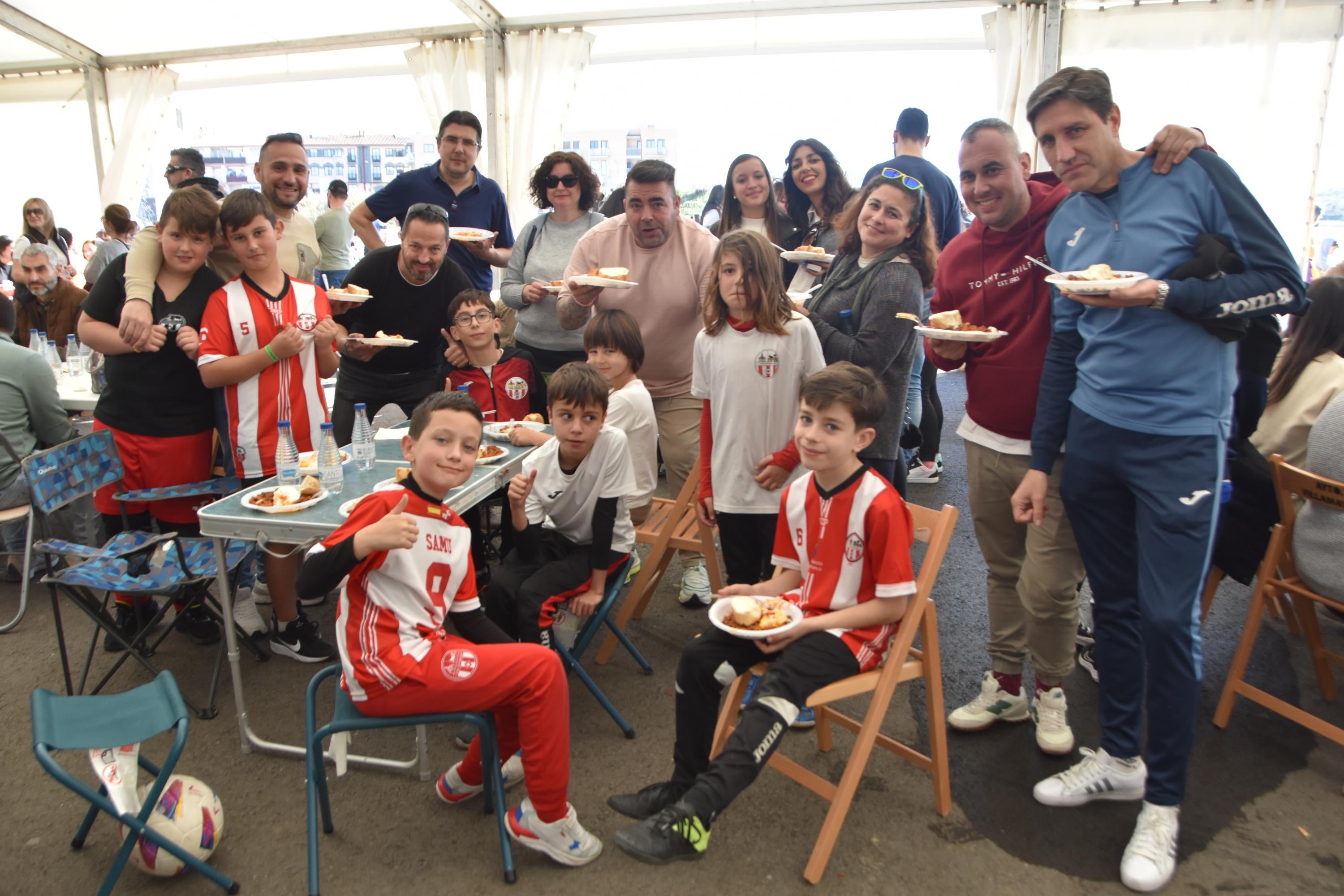 Villamayor disfruta al sol de 500 kilos de chichas