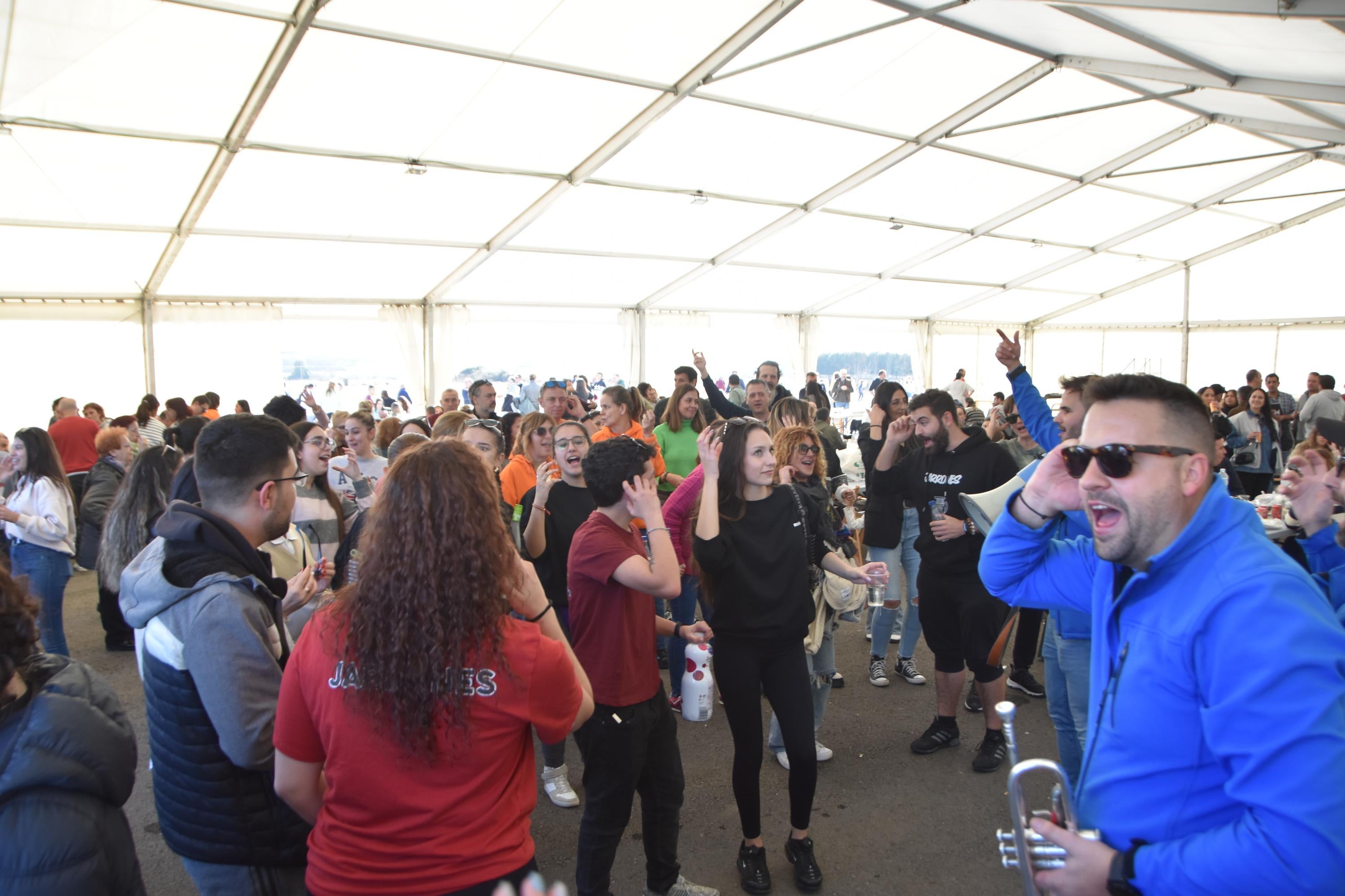 Villamayor disfruta al sol de 500 kilos de chichas