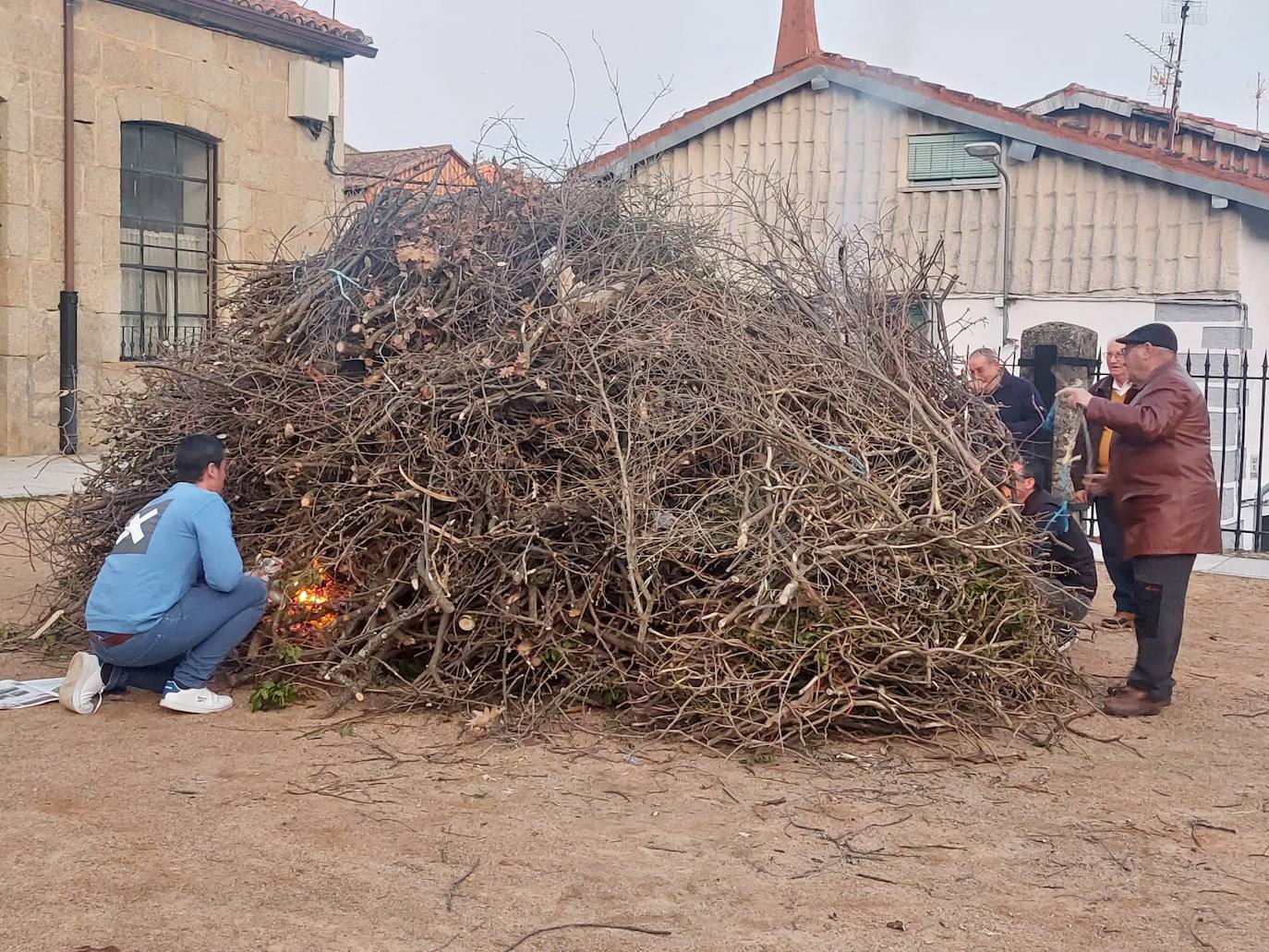 El sol acompaña a San Blas en el día de su fiesta en Santibáñez de la Sierra