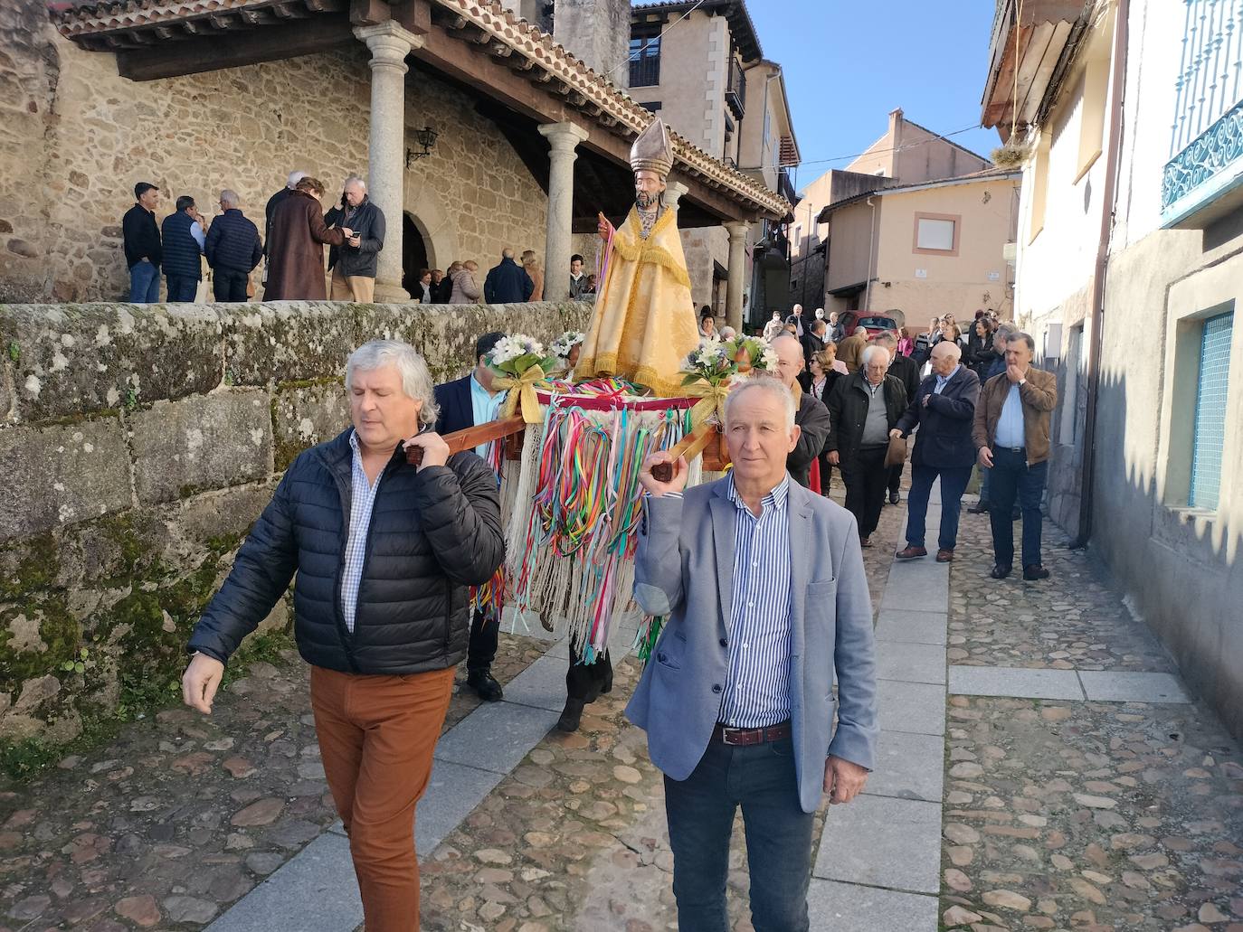 El sol acompaña a San Blas en el día de su fiesta en Santibáñez de la Sierra