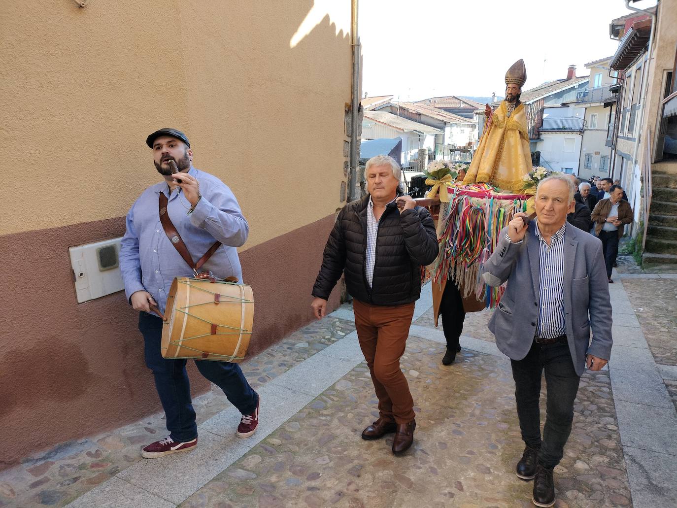 El sol acompaña a San Blas en el día de su fiesta en Santibáñez de la Sierra