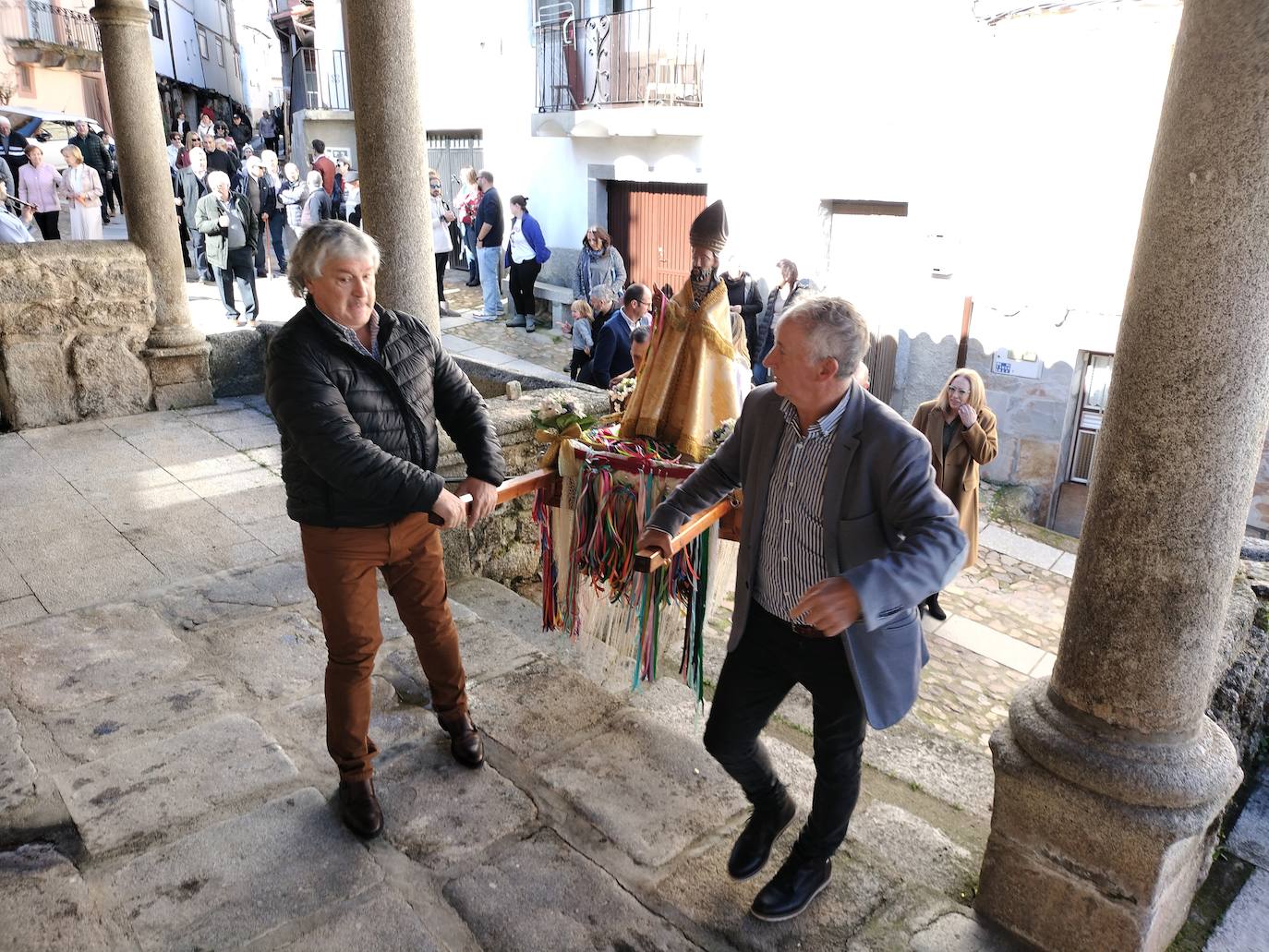 El sol acompaña a San Blas en el día de su fiesta en Santibáñez de la Sierra