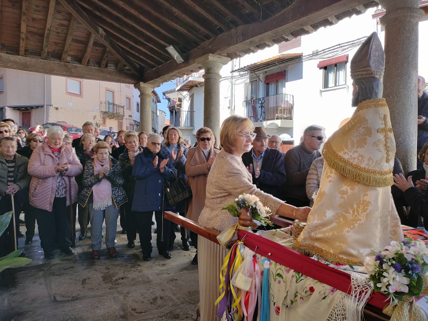 El sol acompaña a San Blas en el día de su fiesta en Santibáñez de la Sierra