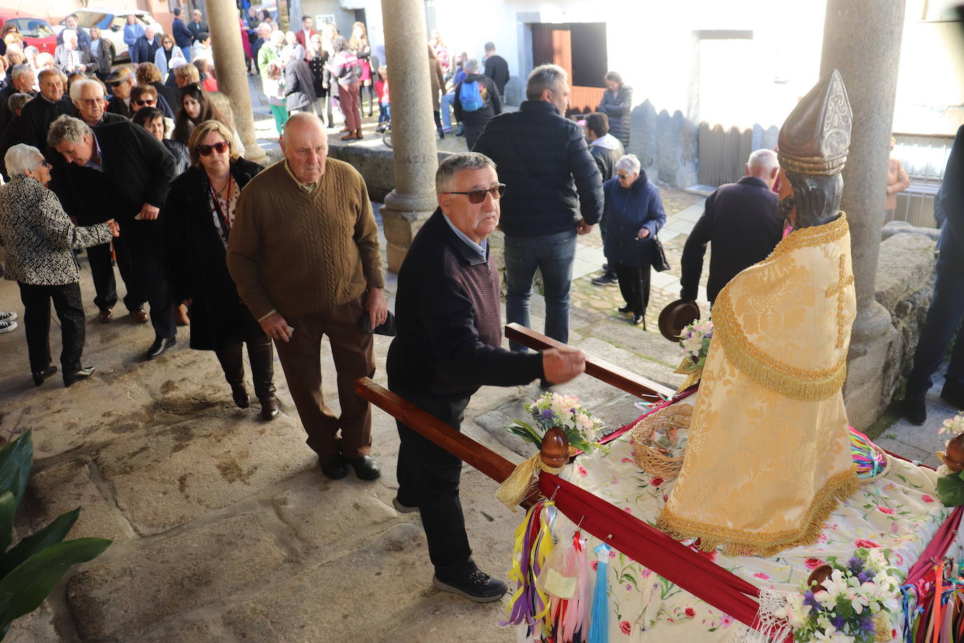 El sol acompaña a San Blas en el día de su fiesta en Santibáñez de la Sierra