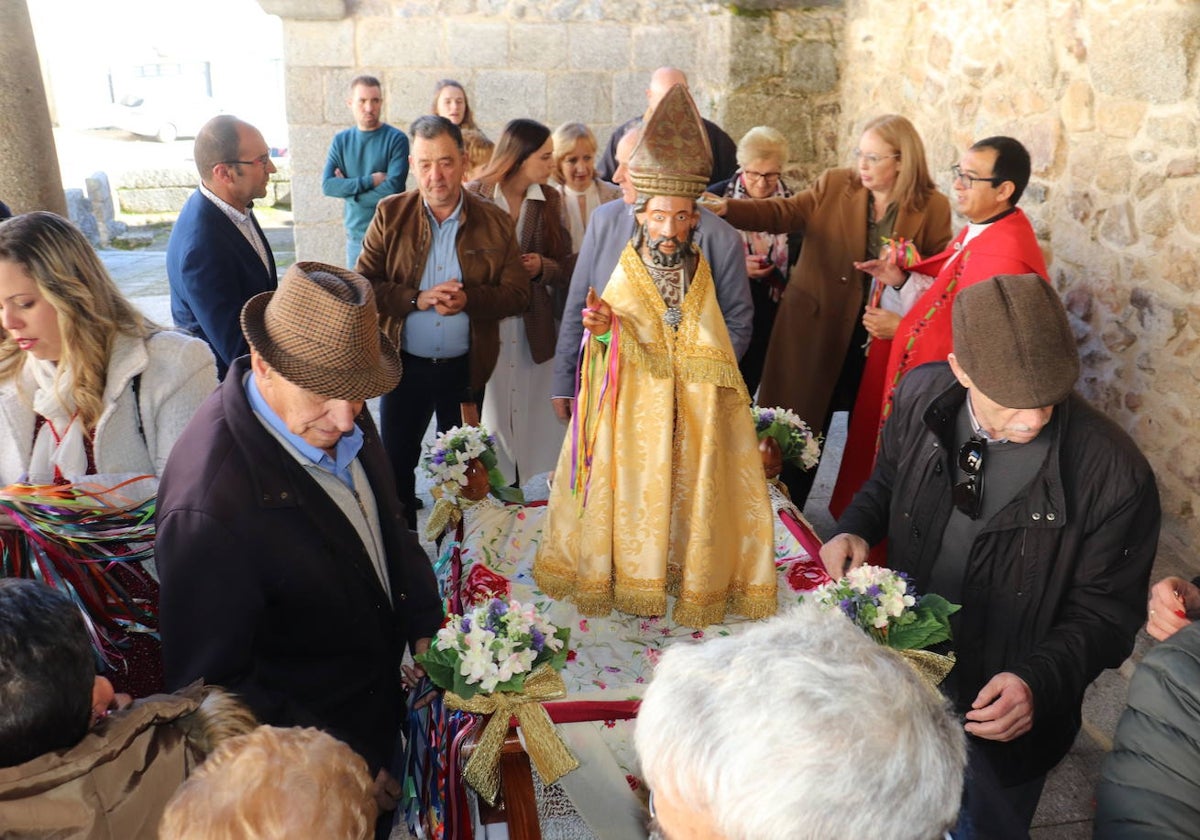 El sol acompaña a San Blas en el día de su fiesta en Santibáñez de la Sierra