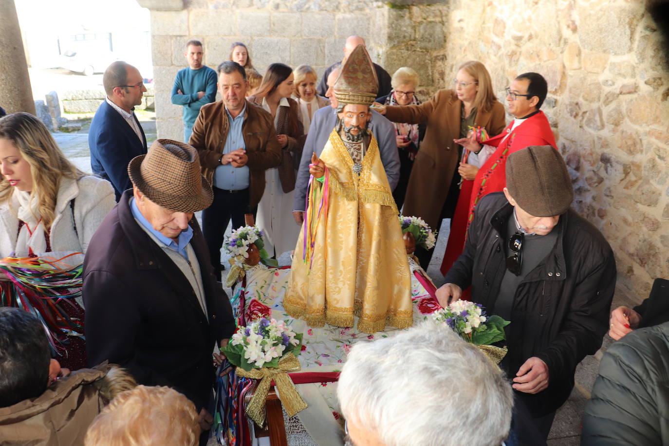 El sol acompaña a San Blas en el día de su fiesta en Santibáñez de la Sierra