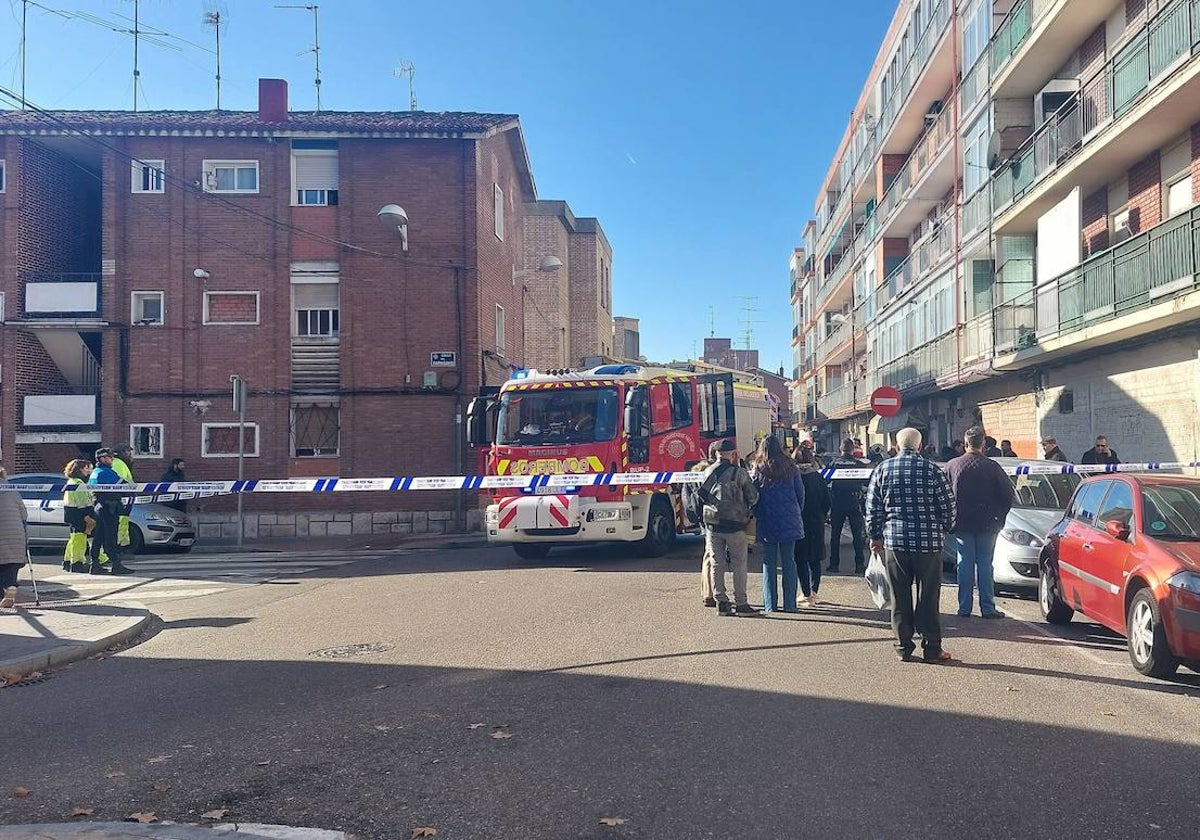 Los Bomberos de Valladolid trabajan en un incendio registrado este sábado en la calle Cisne.