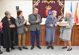 La aguedera mayor, Eduvigis Ramos, recibiendo el bastón de mando