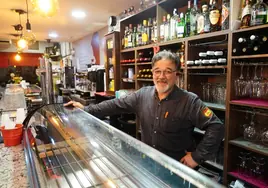 Paco Herrero en su bar en Salamanca, donde no tiene televisión ni aparatos electrónicos desde la pandemia.
