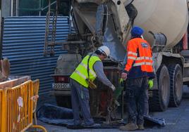 Imagen de dos obreros trabajando en Salamanca.