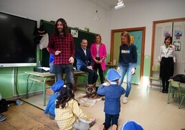 Los alumnos del Colegio Juan Jaén con 'Luna' en el taller «Aprende a cuidar tu mascota».
