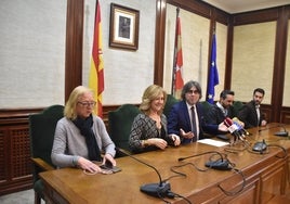 Imagen de los concejales de PP y Vox en la rueda de prensa en la tarde de este lunes.