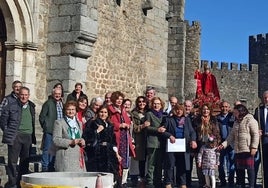 Los vecinos de Montemayor, junto a la imagen de San Blas en la procesión