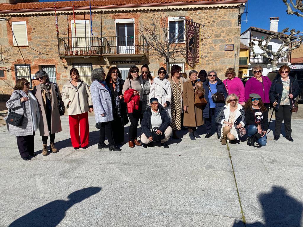 Las águedas de Gallegos de Solmirón celebran su día y estrenan estandarte