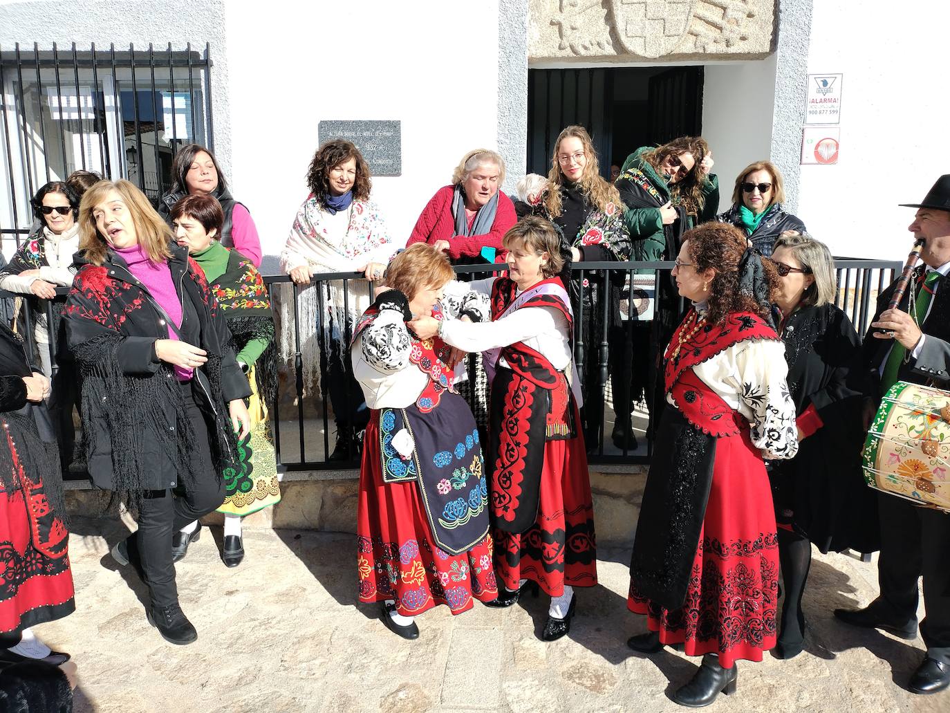 Fieles a la tradición de las águedas en Puente del Congosto