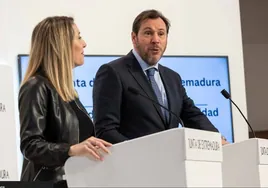 El ministro de Transportes, este lunes junto a la presidenta de Extremadura.