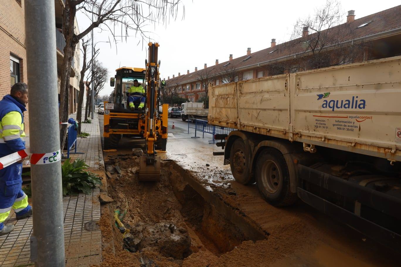 Un reventón obliga a cortar el paseo César Real de la Riva