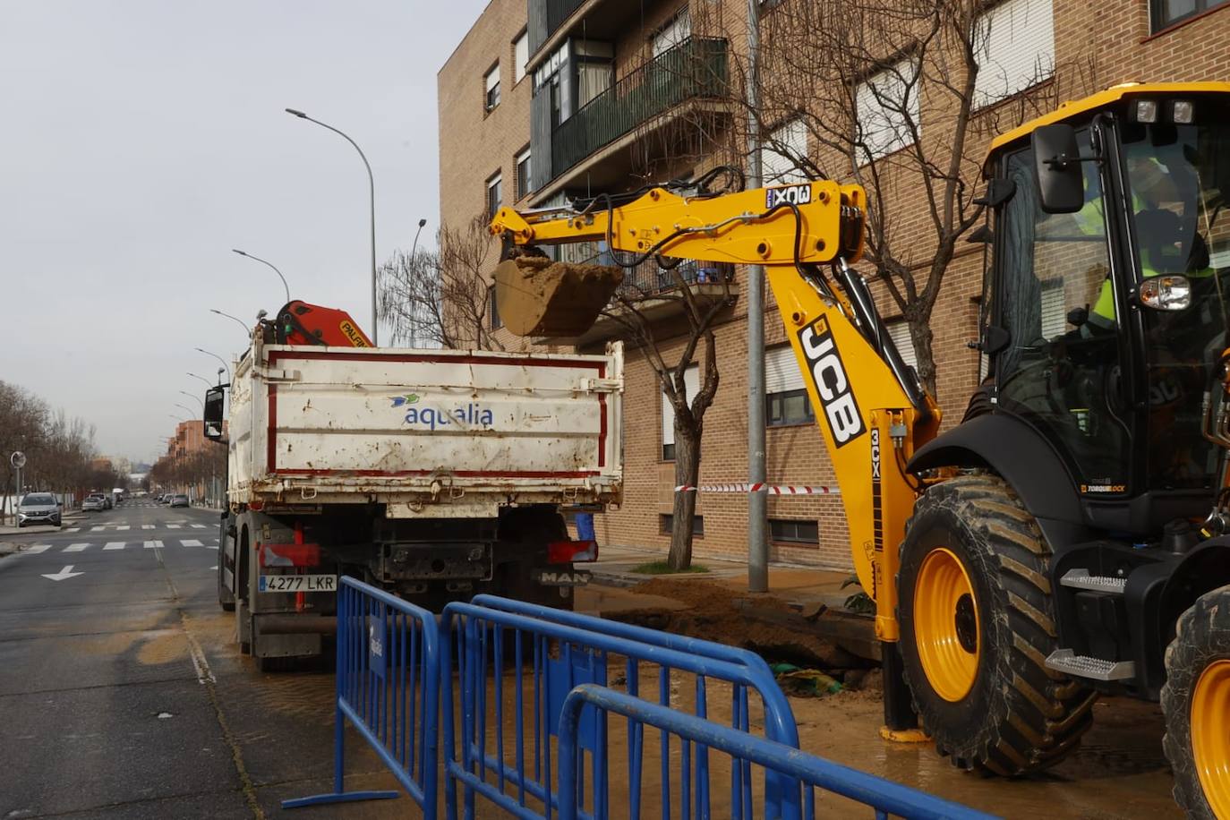 Un reventón obliga a cortar el paseo César Real de la Riva